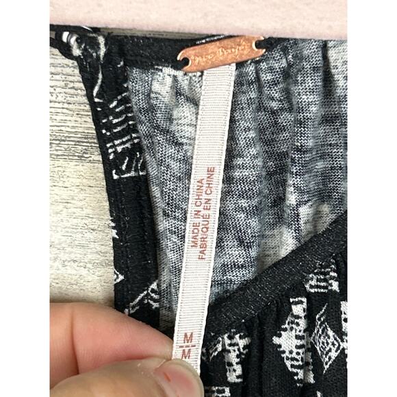 Free People Women’s Medium Dazed Black White Print Tie Cuff Cropped Blouse Top - Picture 5 of 8